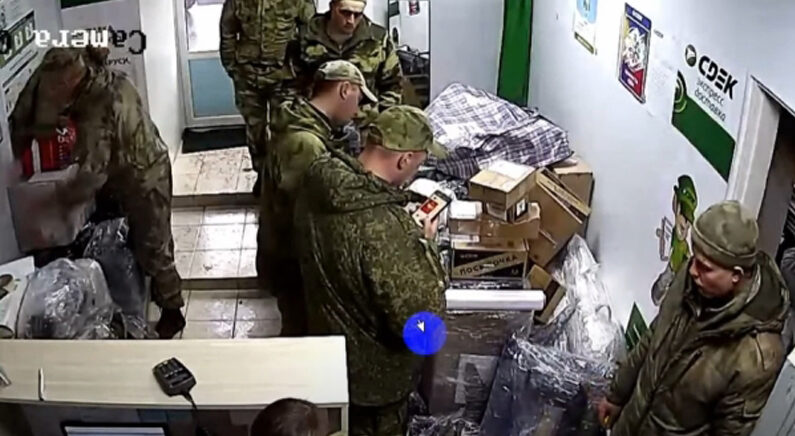 약탈한 물건 집으로 부치려고 우체국에 줄 선 러시아 군인들
