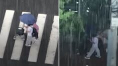 차가운 비가 퍼붓던 날 ‘아름다운 동행’…우산 없는 할머니에 감동 씌운 여학생